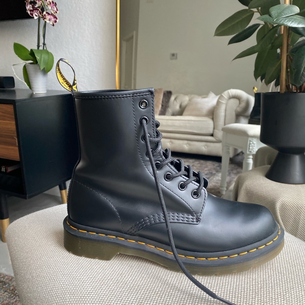 ONE RIGHT FOOT DOC MARTENS WOMENS SIZE 7 1460 BOOTS